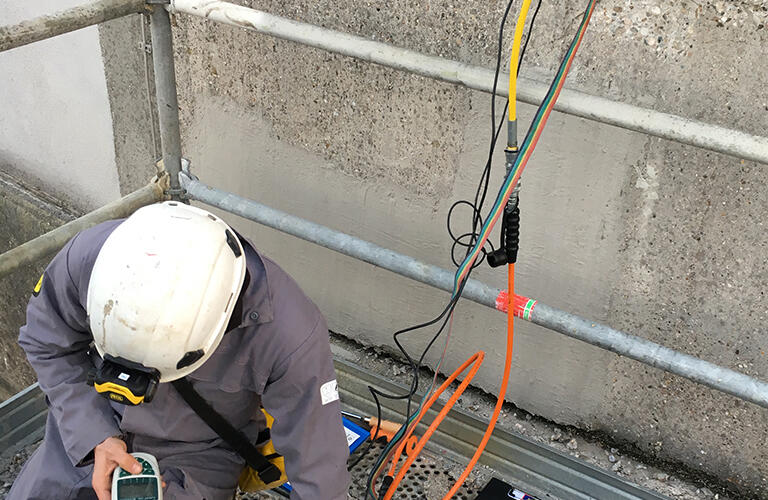 Met deze kruisboog kan de voorspanning in de vrije lengte van de kabel worden gemeten IMG_8276.jpg