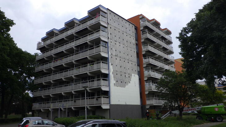 Gevel met losgekomen externe gevelisolatie