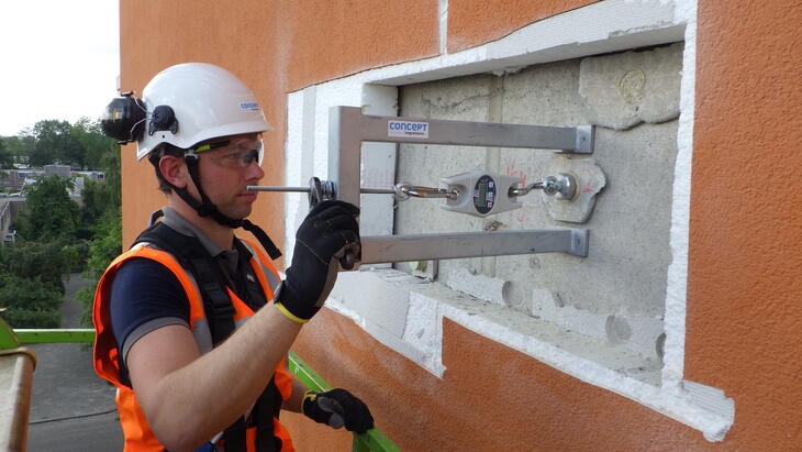 Beproeving met custom made hechtsterktemeter