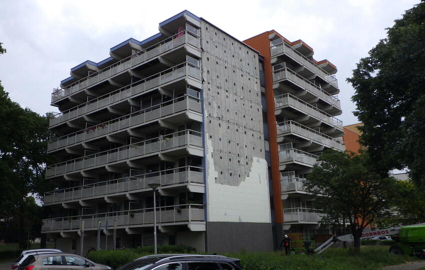 Gevel met losgekomen externe gevelisolatie